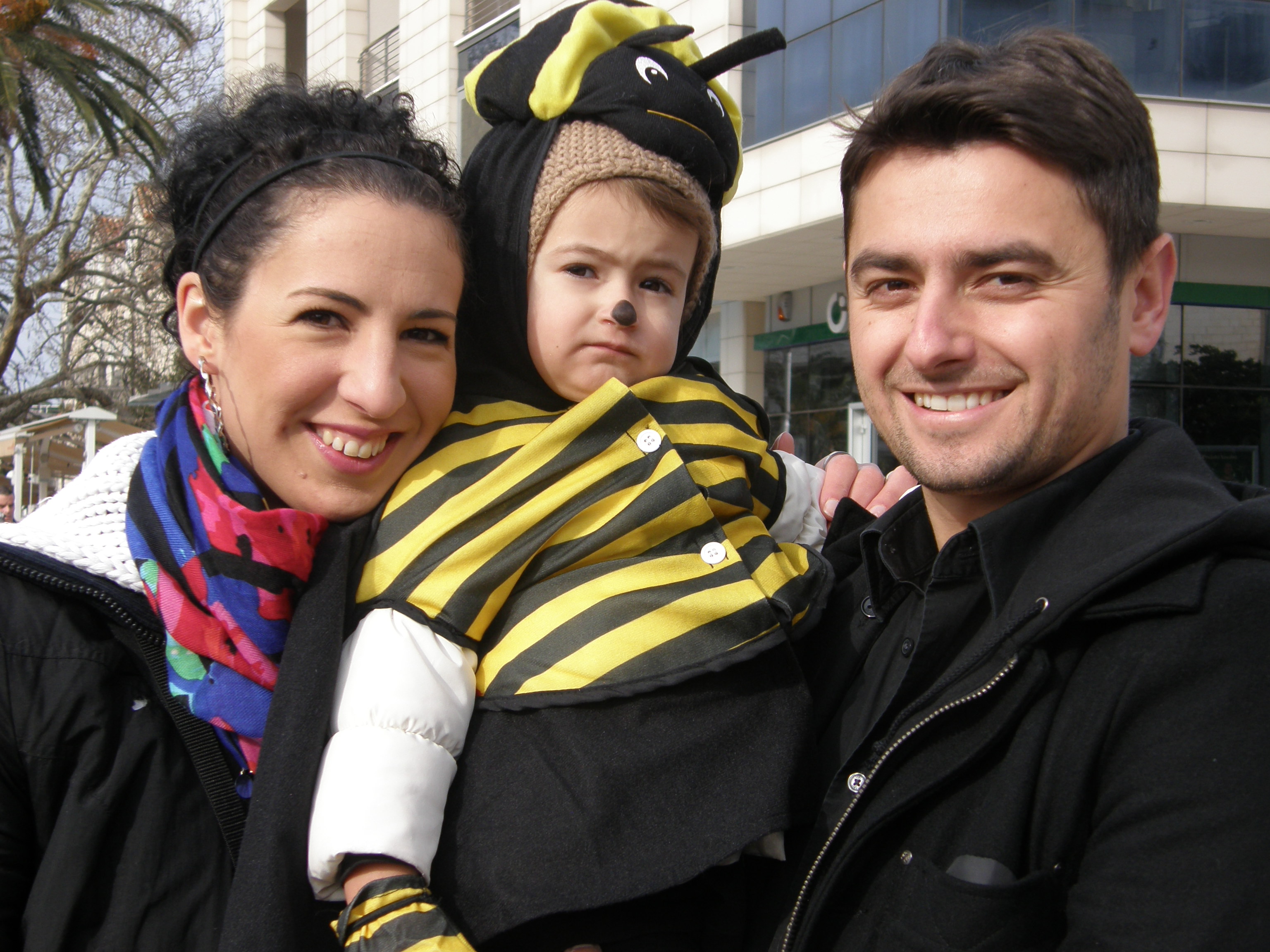 Little Nina buzzy bee with mum and dad...